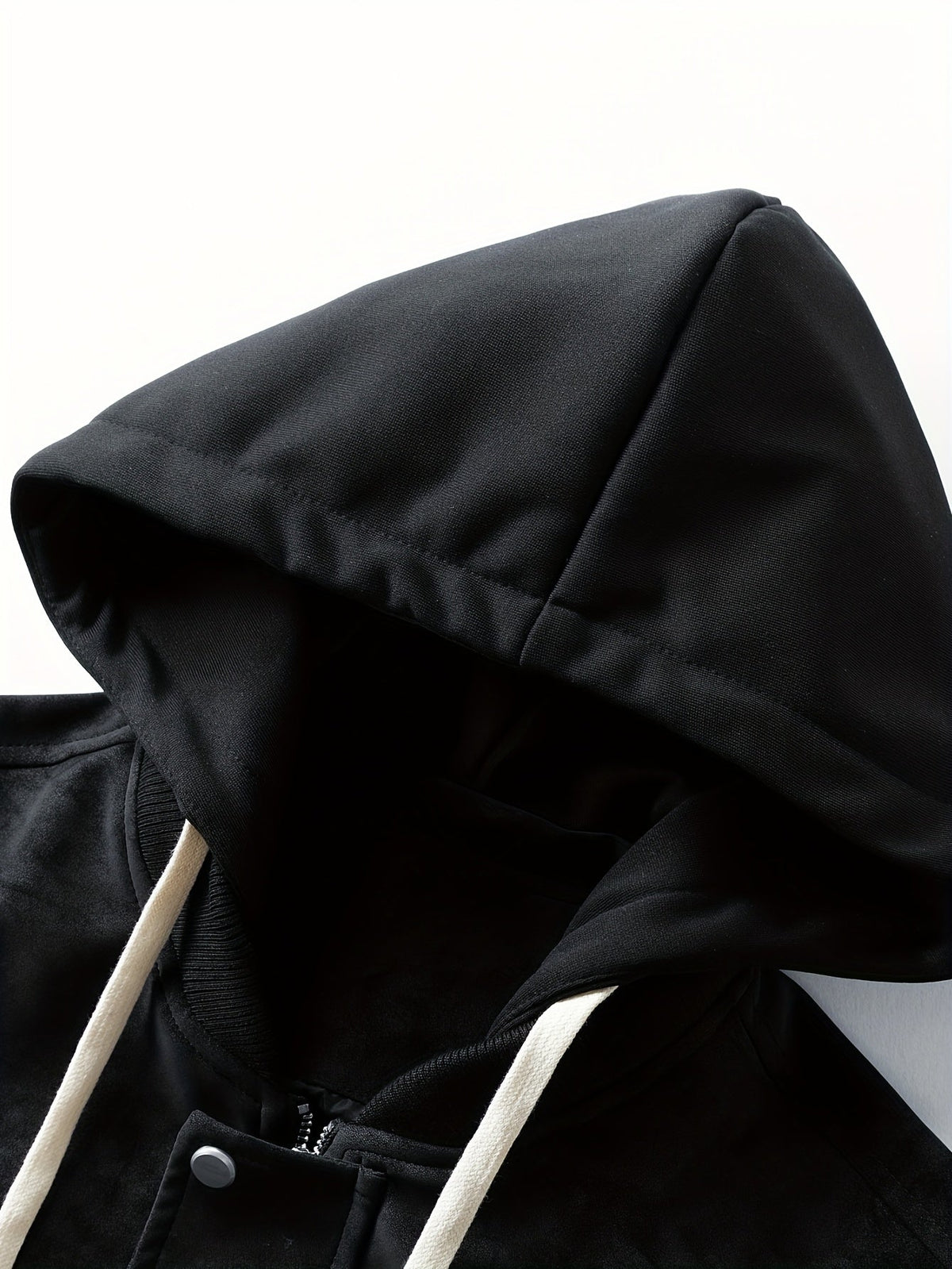 Kapuzenjacke in seitlicher Ansicht mit sportlicher Passform