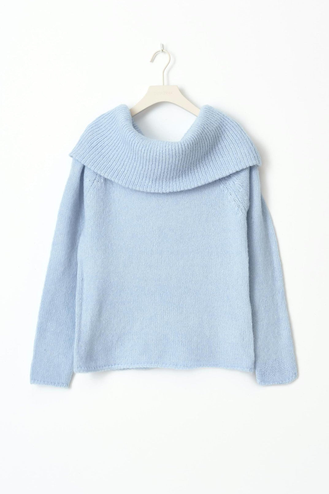Figurbetonter schulterfreier Pullover in der Produktansicht