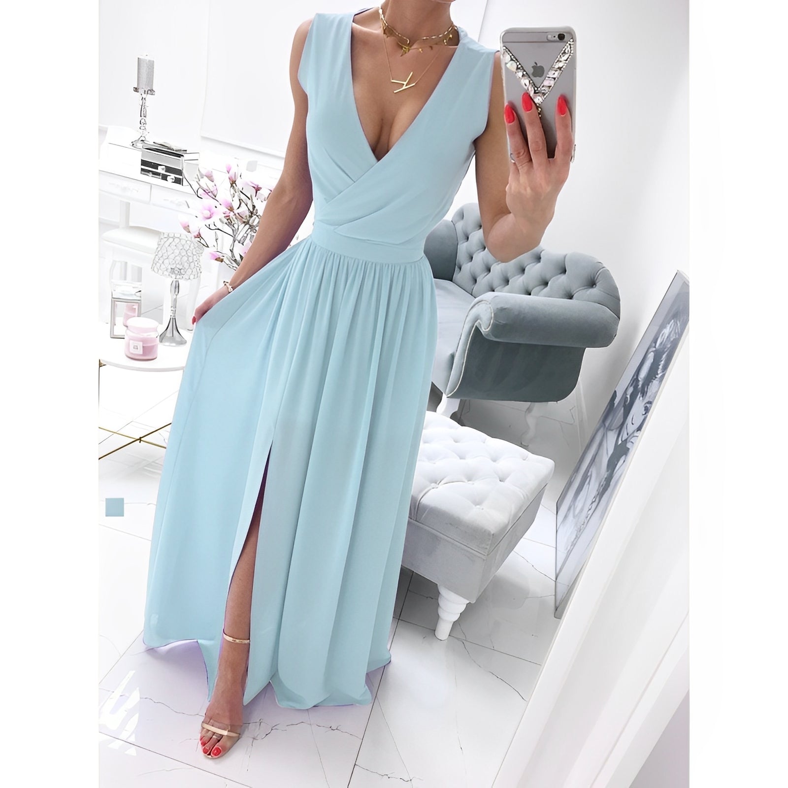 Elegantes, ärmelloses, hellblaues Abendkleid mit V-Ausschnitt und hohem Schlitz, getragen von Frau in modernem, stilvollem Ankleidezimmer.