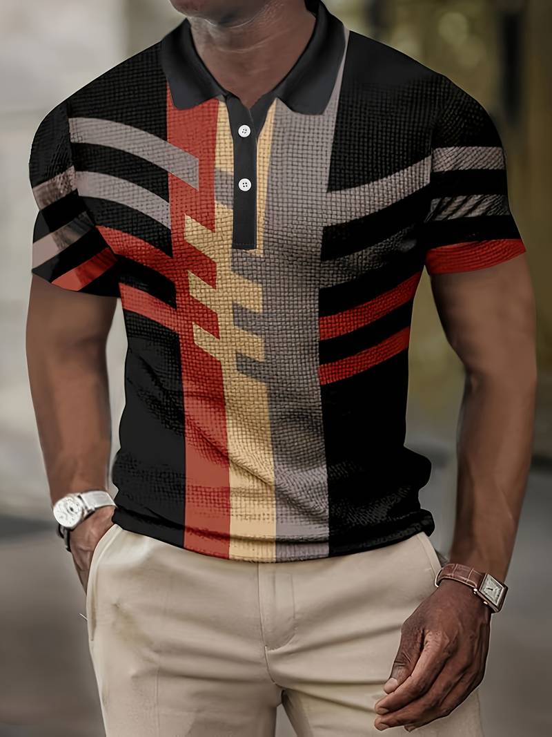 Mann trägt ein stilvolles, gemustertes Poloshirt in Schwarz, Rot und Beige mit geometrischen Streifen. Elegante Herrenmode, modernes Design.