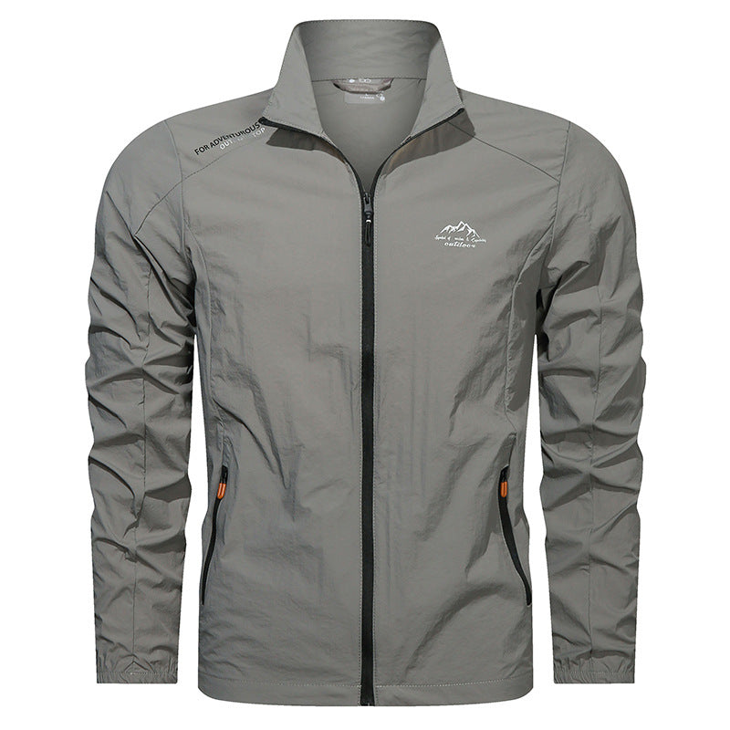 Graue Herren-Windjacke mit Reißverschluss, leicht und wasserabweisend, ideal für Outdoor-Aktivitäten. Sportliche Jacke mit Stehkragen und Taschen.