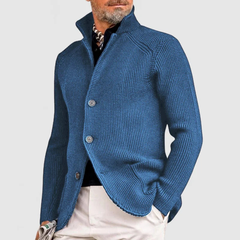 Blauer Strickblazer für Herren, elegant und modern, mit Knopfleiste. Perfekt für stilvolle Herbst- und Wintermode. Hochwertige Herrenbekleidung.