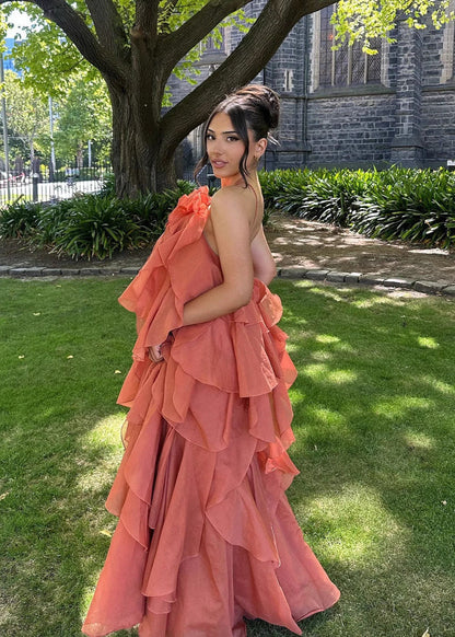 Damen Maxikleid mit Neckholder – Rückenfreies Design Blumenapplikationen
