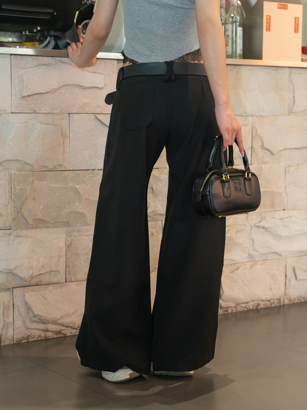 Women's suit pants with low waist, wide leg, and extended fit – Elegant style