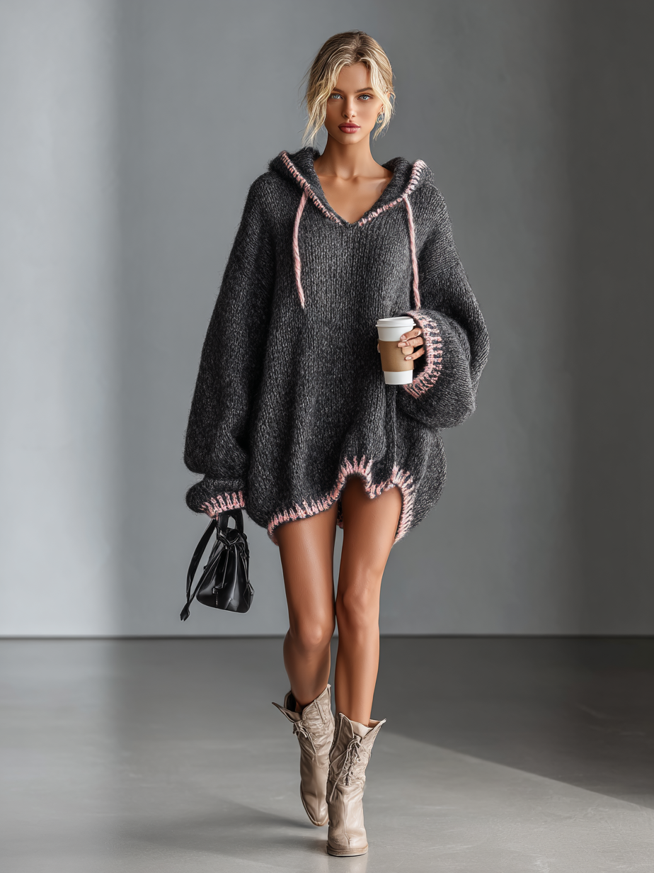 Detailansicht der Kapuze am Damen-Strickminikleid mit pinkem Besatz