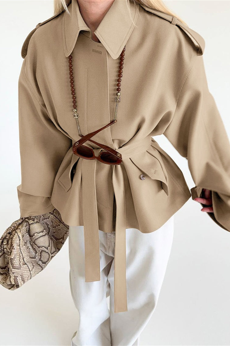 Taillierter kurzer Trenchcoat mit Gürtel von vorne