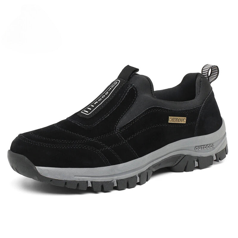 Schwarzer Outdoor-Sneaker für Herren, rutschfeste Sohle, atmungsaktives Material, ideal für Wandern und Freizeitaktivitäten.