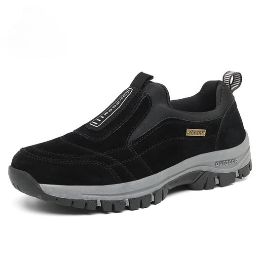 Schwarzer Outdoor-Sneaker für Herren, rutschfeste Sohle, atmungsaktives Material, ideal für Wandern und Freizeitaktivitäten.