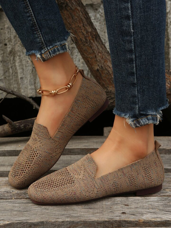 Damen tragen beige, gestrickte Loafer mit Jeans und goldener Fußkette. Modische, bequeme Schuhe für den Alltag. Ideal für Freizeitoutfits.