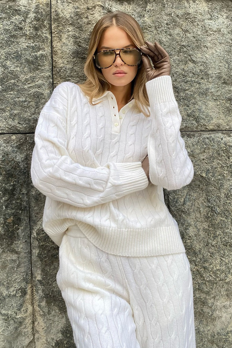 Detailansicht des Zopfmusters am Damen-Strickpullover