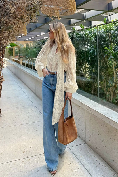 Seitliche Ansicht der eleganten Langarm-Spitzenbluse