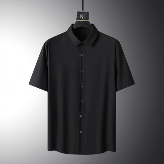 Schwarzes Herrenhemd mit kurzen Ärmeln, klassischem Kragen und Knopfleiste, auf einem Kleiderbügel vor grauem Hintergrund. Elegante Herrenmode.