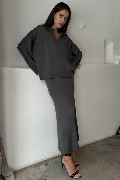 Rückansicht des Damen-Stricksets mit Pullover und Midirock