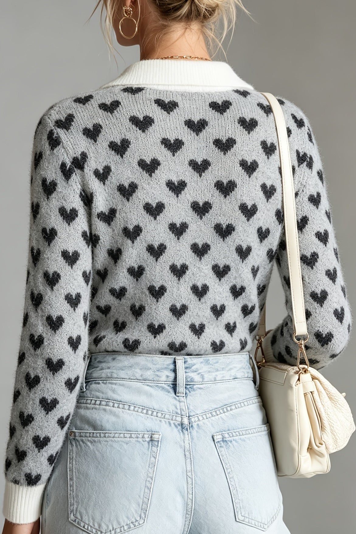 Vorderansicht des gestrickten Pullovers mit dekorativem Herzjacquard