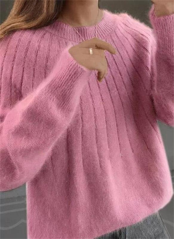 Frau in rosa Strickpullover, weiches Material, modisches Design, Herbstmode, gemütlicher Look, langärmlig, trendige Damenbekleidung.