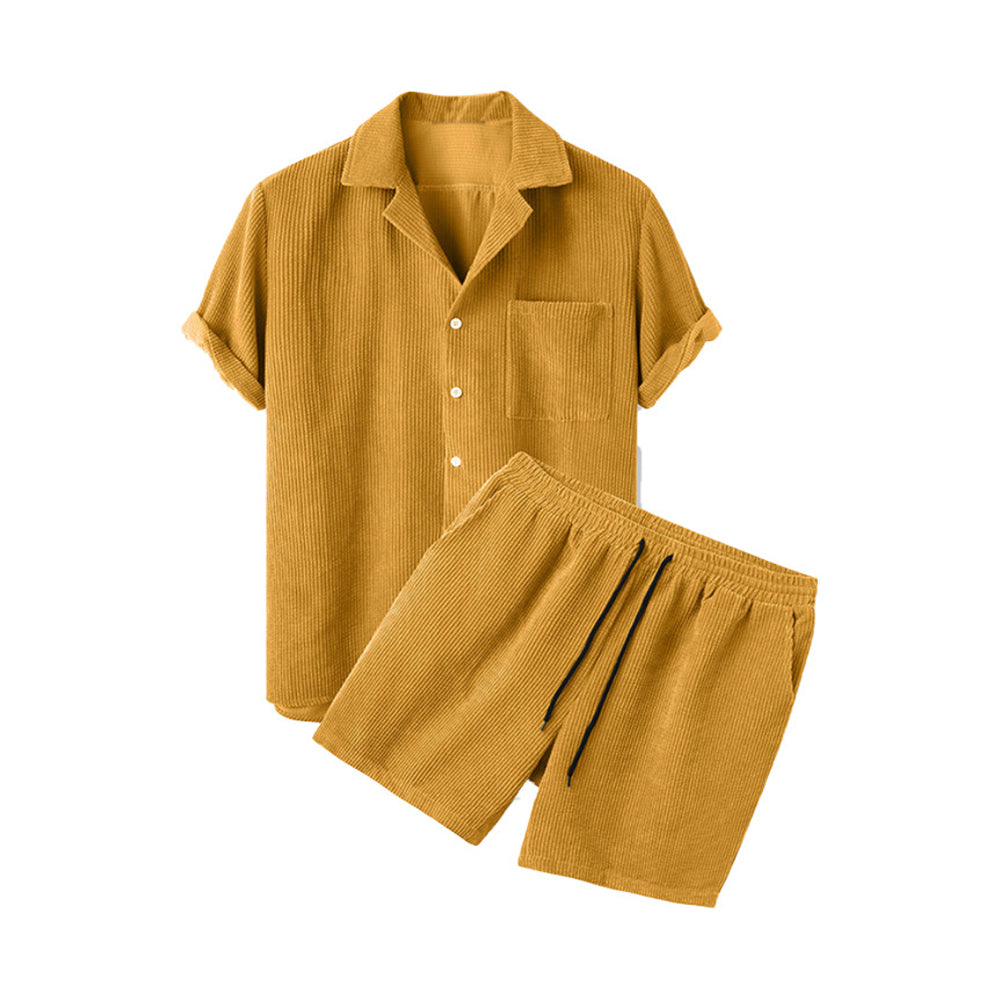 Gelbes Herren-Shorts-Set aus Cord mit Hemd und kurzen Ärmeln, Knopfleiste und Brusttasche. Sommermode, Freizeitkleidung, Herrenbekleidung.