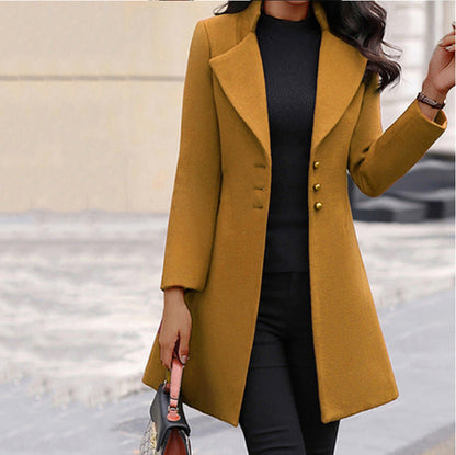 Frau in elegantem senfgelben Mantel mit Knöpfen, schwarzem Pullover und Hose. Herbstmode, stilvoller Look, Damenbekleidung, Straßenmode.