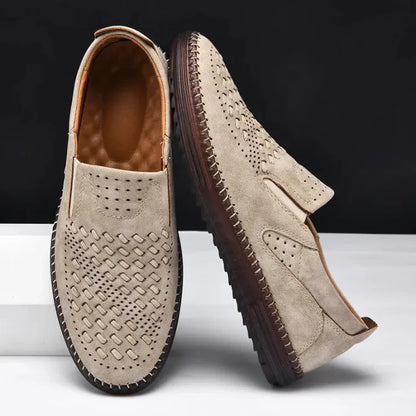 Beige Herren-Slipper aus Wildleder mit Lochmuster, rutschfester Sohle und modernem Design. Perfekt für Sommermode und Freizeitkleidung.
