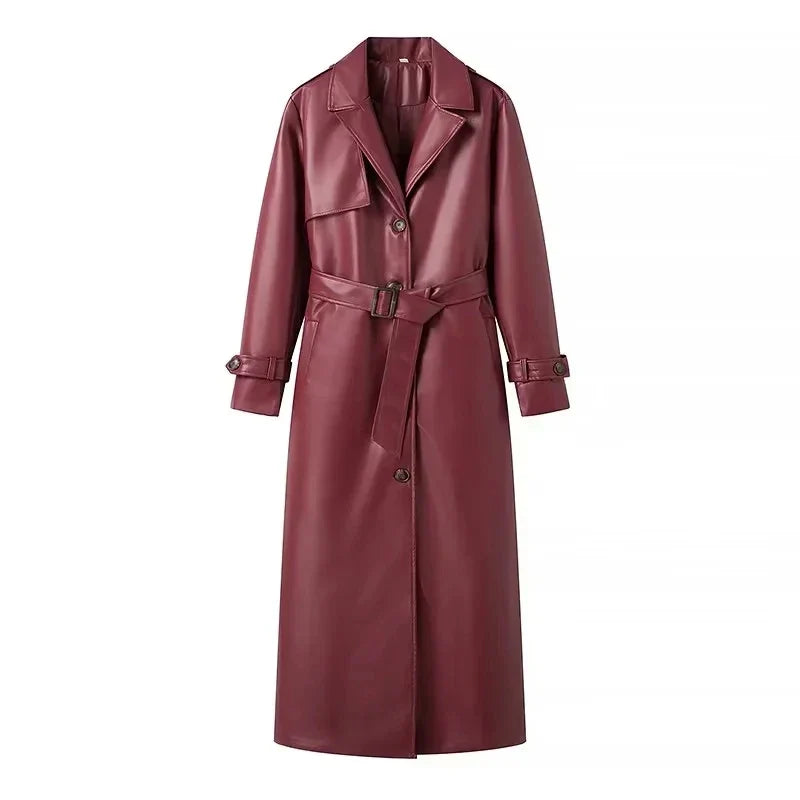 Bordeauxfarbener Ledermantel mit Gürtel, Knopfleiste und Reverskragen. Eleganter Damen-Trenchcoat, ideal für Herbstmode und stilvolle Outfits.