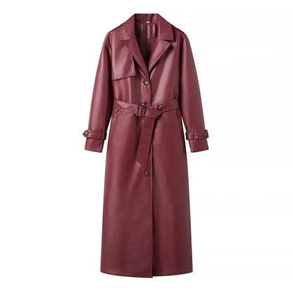 Bordeauxfarbener Ledermantel mit Gürtel, Knopfleiste und Reverskragen. Eleganter Damen-Trenchcoat, ideal für Herbstmode und stilvolle Outfits.