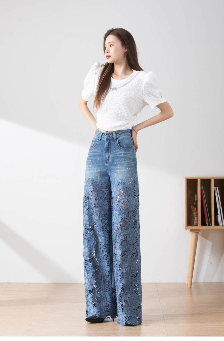 Frau in weißem Puffärmel-Top und blauer Spitzen-Jeanshose, steht in modernem Raum. Modetrend, Damenbekleidung, stilvolle Outfits.