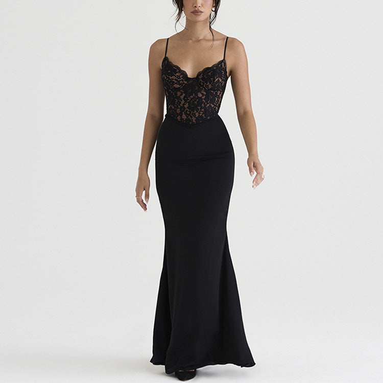 Frau in elegantem, schwarzem Abendkleid mit Spitzenoberteil und Spaghettiträgern, stehend vor weißem Hintergrund.