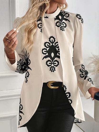 Elegante Frau in weißer Bluse mit schwarzem, floralem Muster, kombiniert mit schwarzer Hose. Modetrend, stilvolle Damenmode, schickes Outfit.