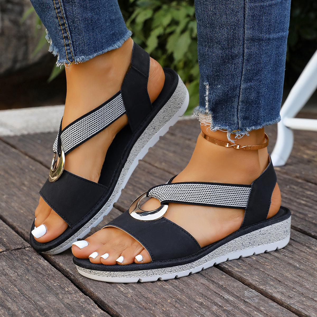 Damen-Sandalen Mit Fischmaul-Riemen, Metallschnalle Und Seildetails – Lederoptik
