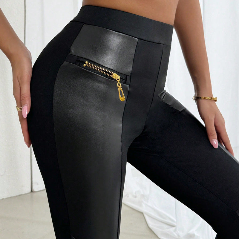 Damen-Leggings mit schwarzem Lederimitat und goldenen Reißverschlüssen, modisch und elegant, ideal für trendige Outfits und stilvolle Anlässe.