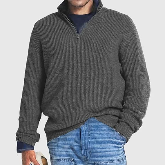 Grauer Herrenpullover mit Reißverschluss, geripptes Design, lässiger Stil, kombiniert mit blauer Jeans. Ideal für Herbstmode und Freizeitkleidung.