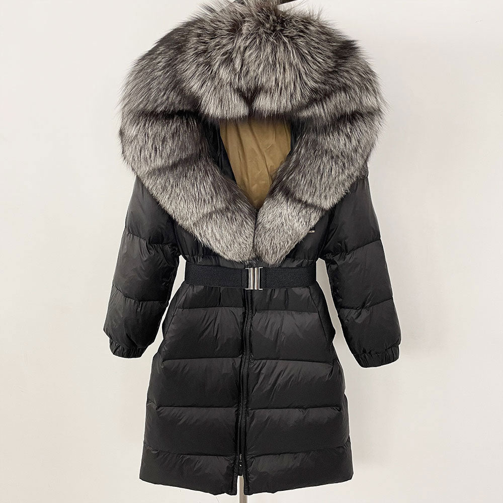 Schwarzer Daunenmantel mit großem, flauschigem Kunstpelzkragen, stilvoll und warm, ideal für Wintermode. Hochwertige Winterjacke für Damen.
