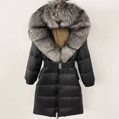 Schwarzer Daunenmantel mit großem, flauschigem Kunstpelzkragen, stilvoll und warm, ideal für Wintermode. Hochwertige Winterjacke für Damen.