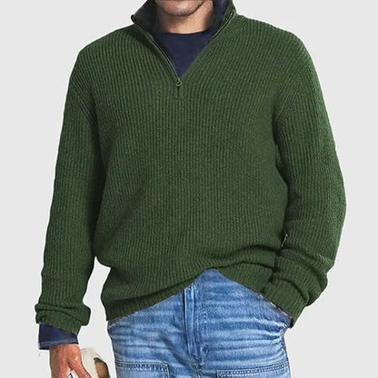 Grüner Herrenpullover mit Reißverschluss, gerippter Strick, lässiger Stil, kombiniert mit blauer Jeans. Ideal für Herbstmode und Freizeitkleidung.