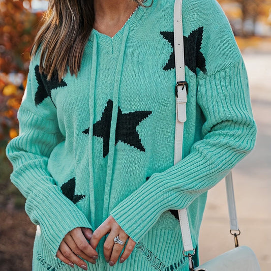 Frau in mintgrünem Pullover mit schwarzen Sternen, Herbsthintergrund, weiße Umhängetasche, modischer Herbstlook, gemütlicher Strickpullover.