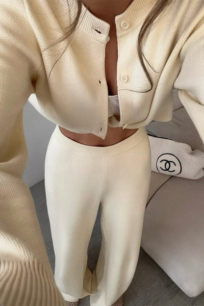Damenmode mit langem Cardigan und weiter Hose