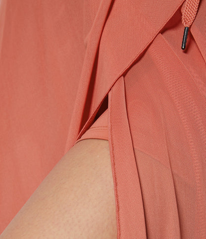 Rosa Bluse aus leichtem Stoff mit Kordelzug-Detail, Nahaufnahme. Modetrend, Damenbekleidung, elegantes Design, Sommermode.