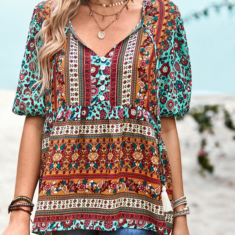 Bunte Boho-Bluse mit ethnischem Muster, V-Ausschnitt und kurzen Ärmeln. Perfekt für Sommermode und lässige Strandoutfits.