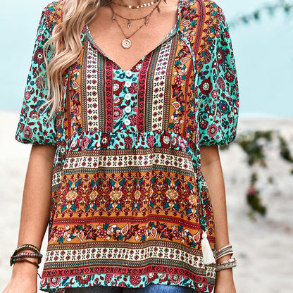 Bunte Boho-Bluse mit ethnischem Muster, V-Ausschnitt und kurzen Ärmeln. Perfekt für Sommermode und lässige Strandoutfits.