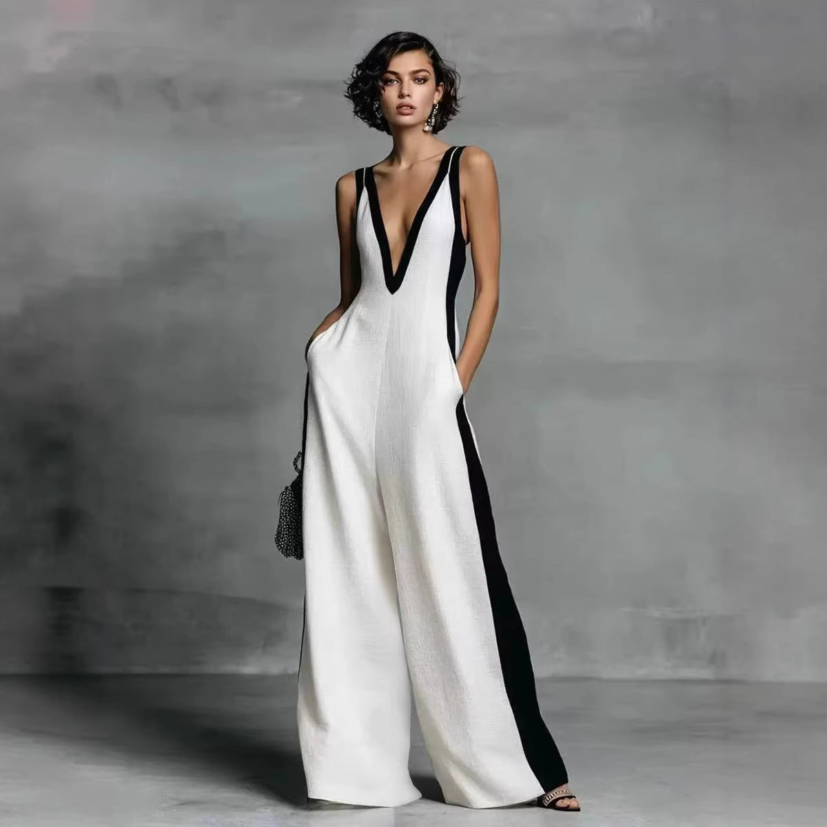 Ärmelloser Damen-Jumpsuit Mit V-Ausschnitt Und Weitem Bein Sowie Kontrastierendem Patchwork-Design