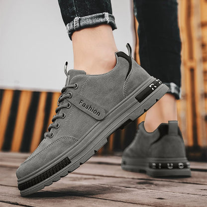 Men's lace-up sneakers with rounded toe and flat sole