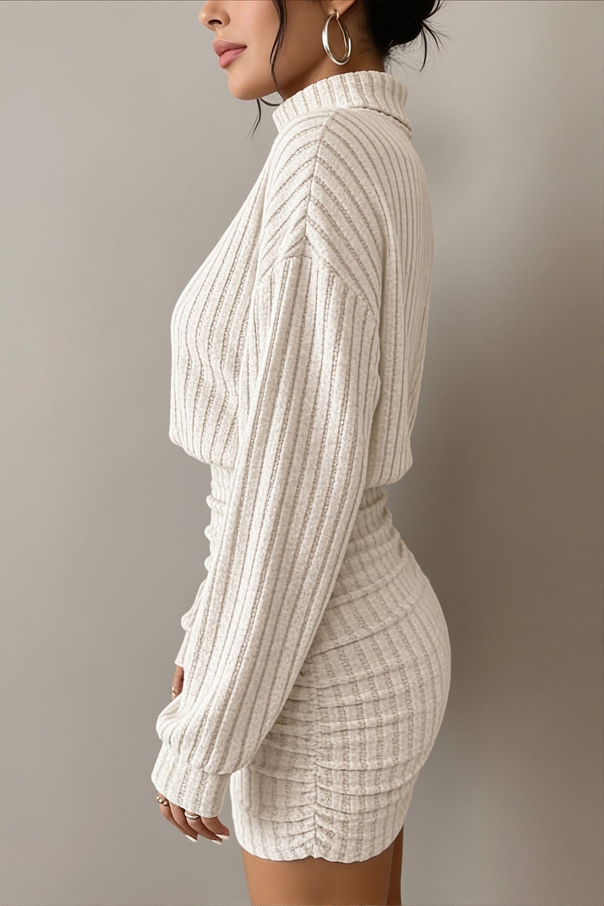 Seitenansicht des figurbetonten Damen-Minidresses