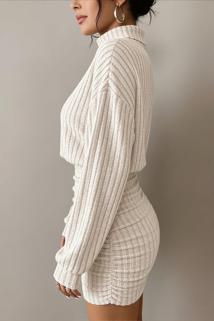 Seitenansicht des figurbetonten Damen-Minidresses