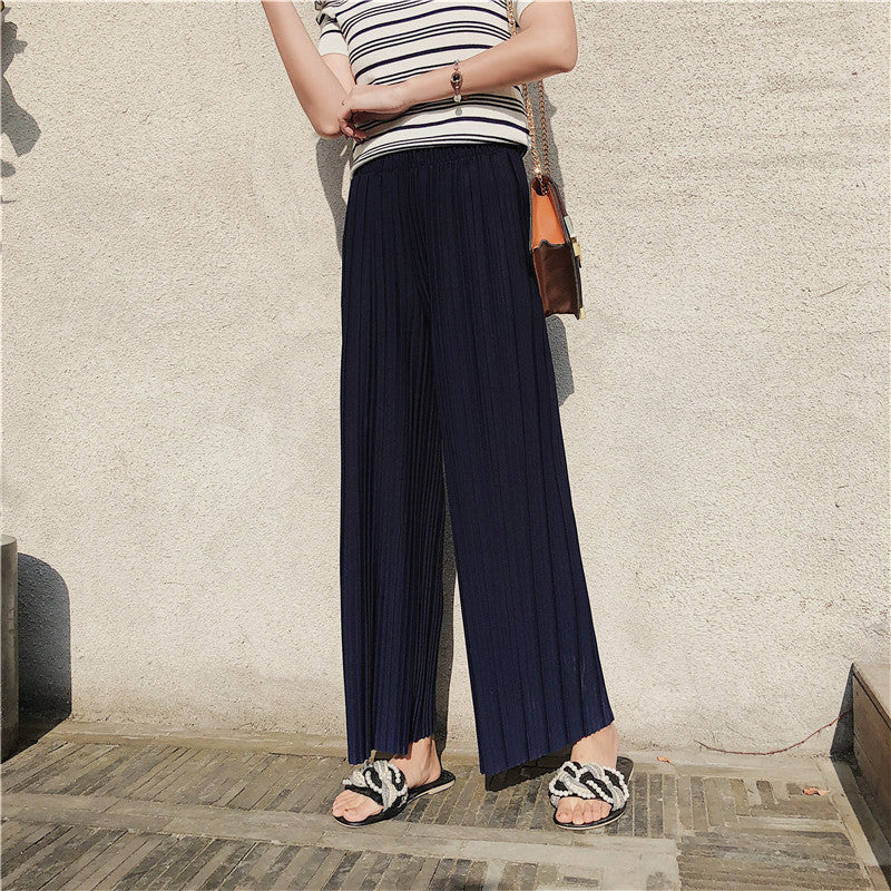Women's wide-leg pants with pleated design and cropped length