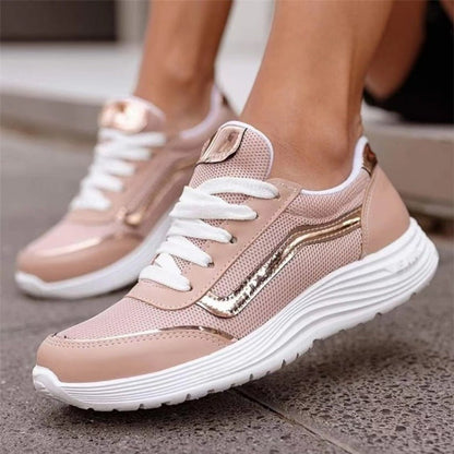 Damen Sneaker in Rosa mit goldenen Akzenten, weißer Sohle und Schnürsenkeln. Modischer Sportschuh für Freizeit und Sport.