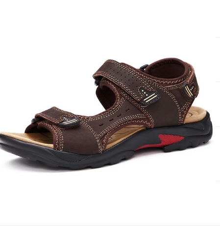Braune Herrensandale mit Klettverschluss, robustem Profil und rotem Akzent. Ideal für Outdoor-Aktivitäten. Bequeme, atmungsaktive Sommerschuhe.