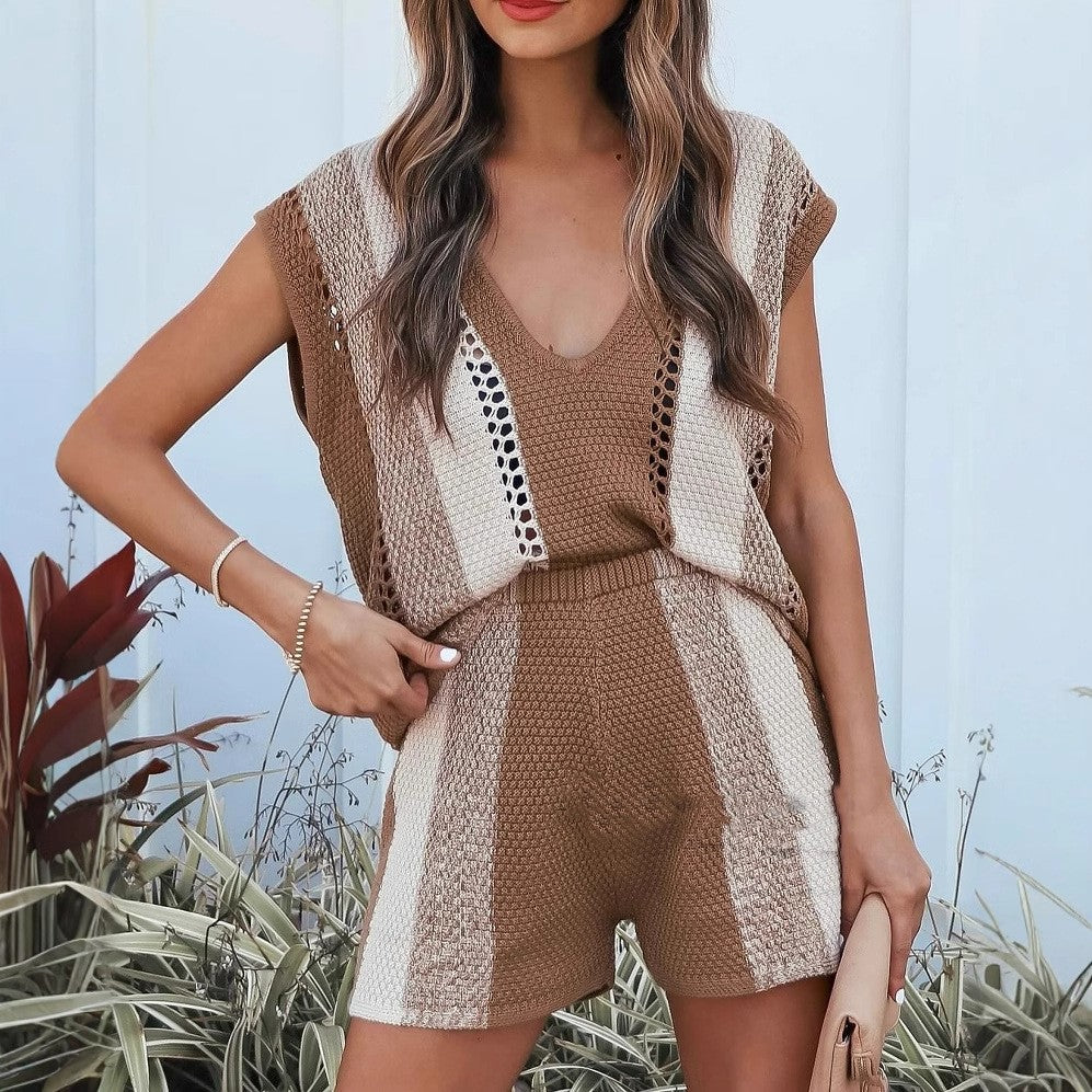 Frau in gestreiftem Strick-Shorts-Set, braun-weiß, vor Pflanzen. Sommermode, lässiger Stil, ärmelloses Oberteil, V-Ausschnitt.