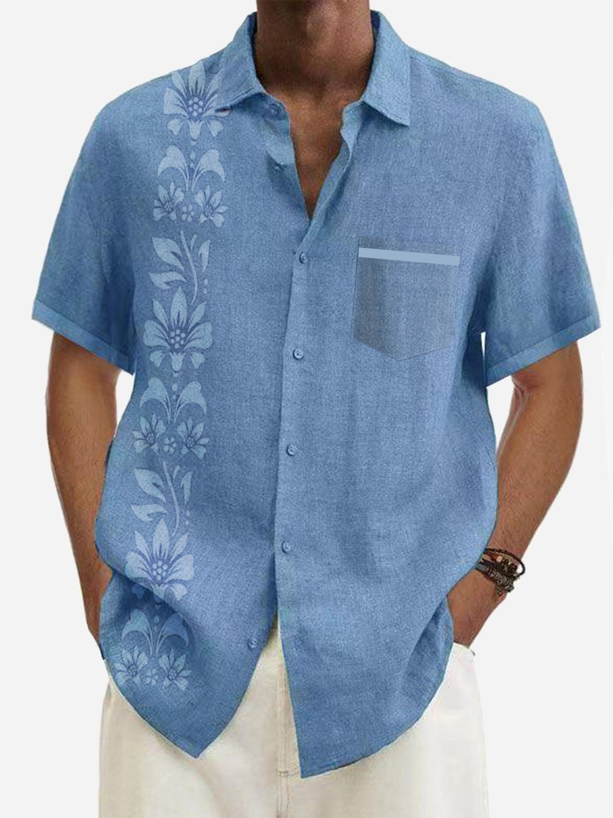 Herrenhemd aus Leinen in Blau mit kurzen Ärmeln, floraler Musterung und Brusttasche. Sommermode, lässiger Stil, ideal für Freizeitkleidung.