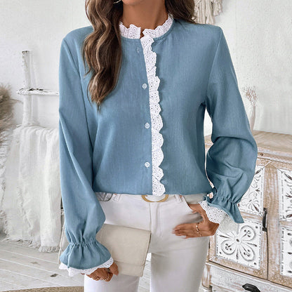 Frau in blauer Bluse mit Spitzenbesatz, hält weiße Clutch. Modische Damenbekleidung, eleganter Look, Freizeitstil.