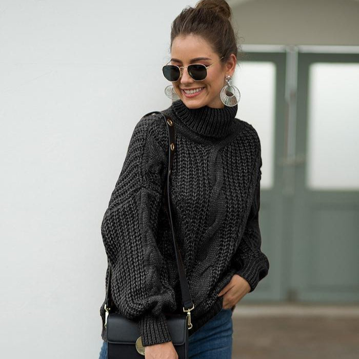 Frau mit schwarzem Strickpullover, Sonnenbrille und Ohrringen, lächelt. Modetrend Herbst, lässiger Look, stilvolle Damenmode.