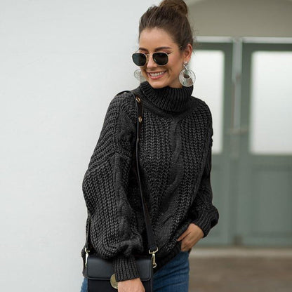 Frau mit schwarzem Strickpullover, Sonnenbrille und Ohrringen, lächelt. Modetrend Herbst, lässiger Look, stilvolle Damenmode.